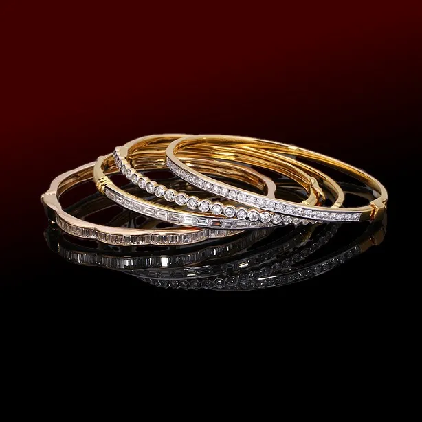 18K YG Diamond Bangle